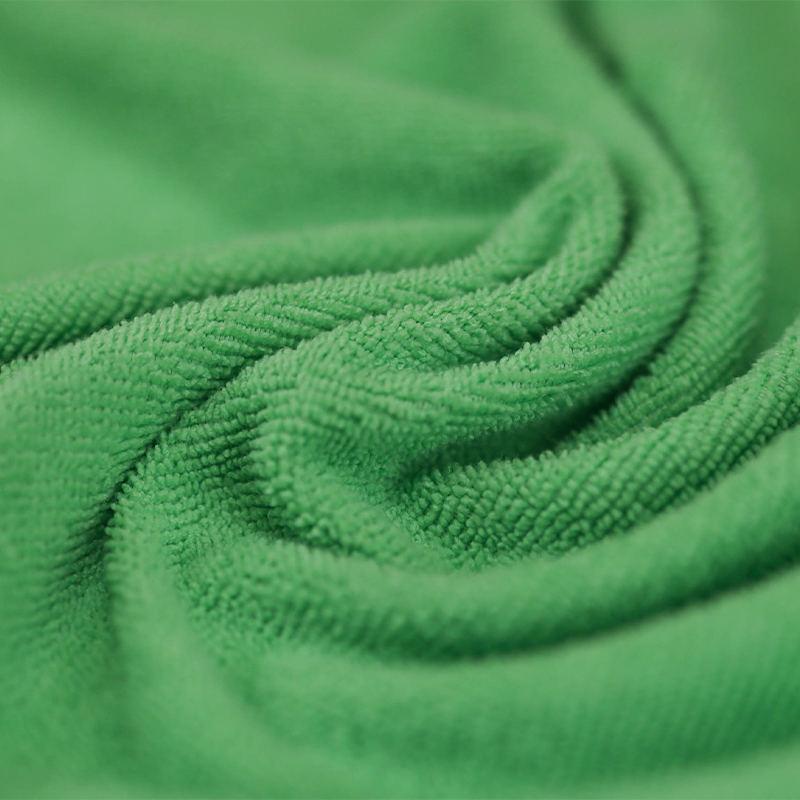 80 % Polyester, 20 % Polyamid, fusselndes Rollentuch. Mikrofaser-Brillentuch